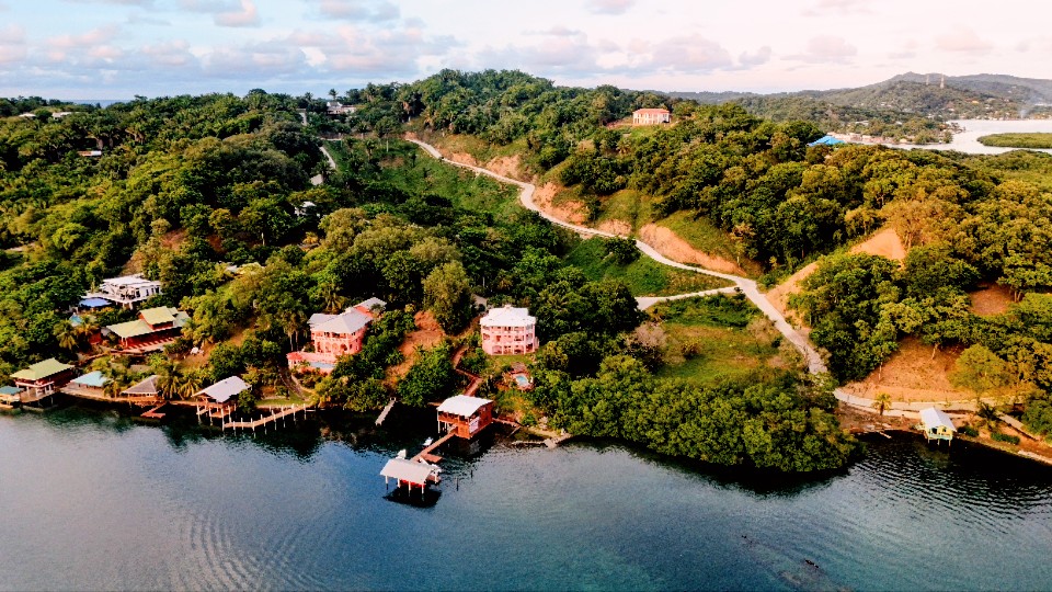 El Palacio Rosa on Carib Bight, Roatán, from the air