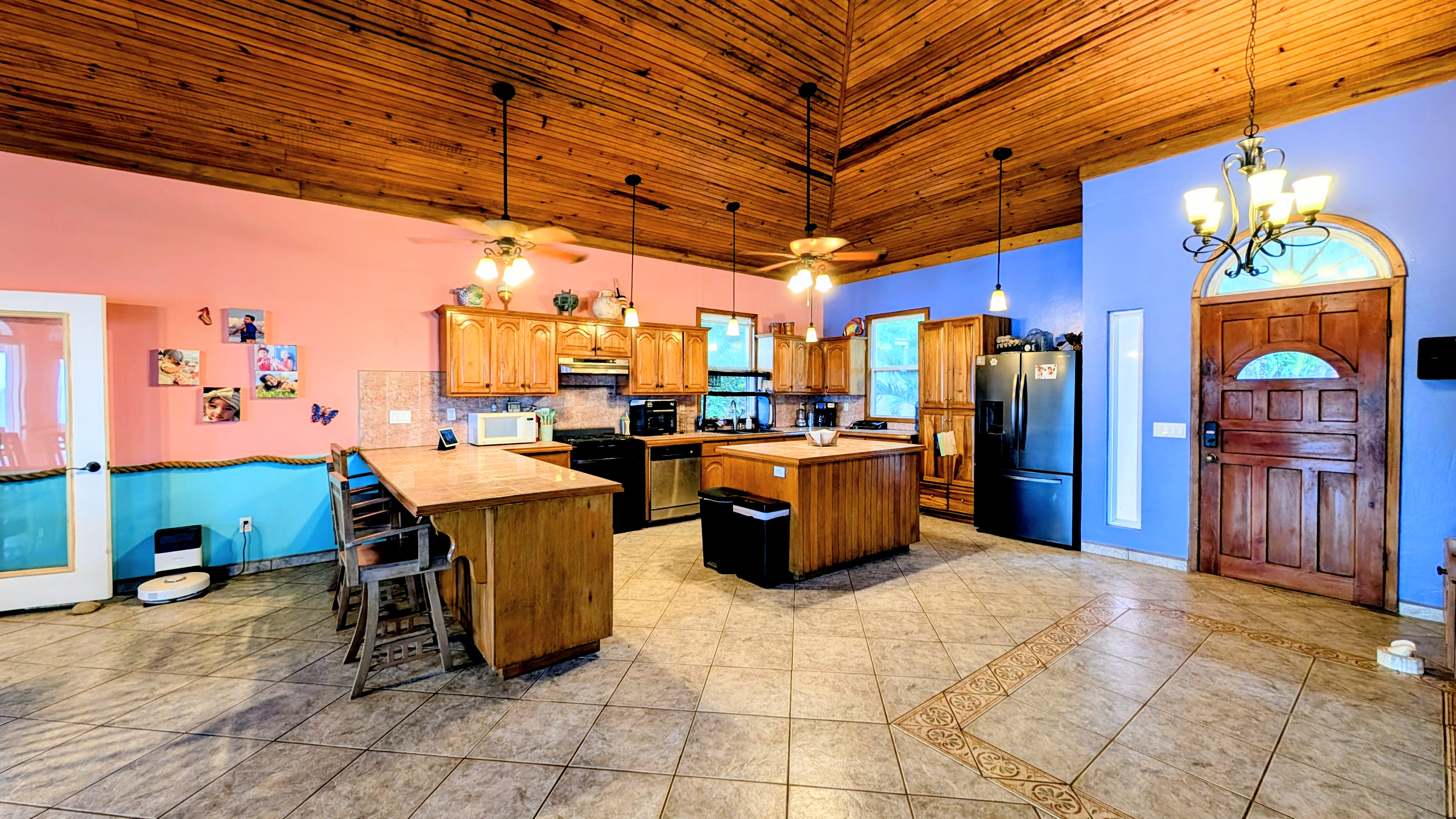 The Crown's open-plan kitchen and dining area, El Palacio Rosa Roatan