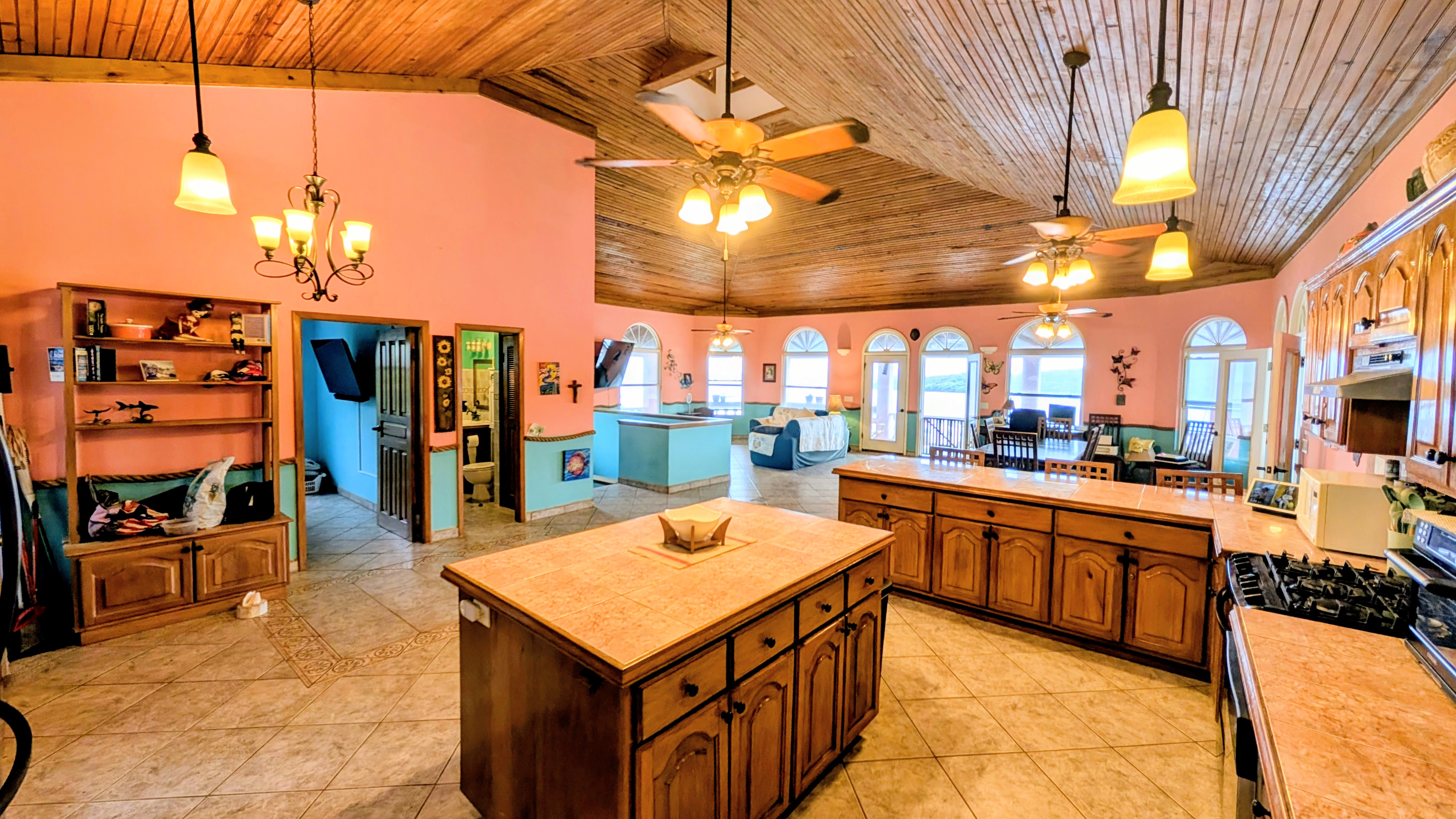 The Crown's open-plan living and family area, El Palacio Rosa Roatan
