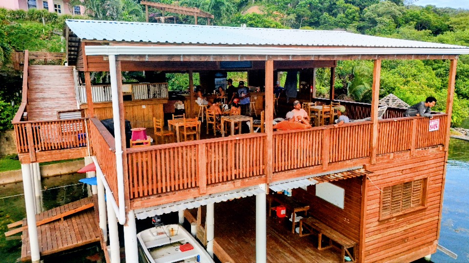 La Rosa restaurant at the top of the dock, El Palacio Rosa Roatán