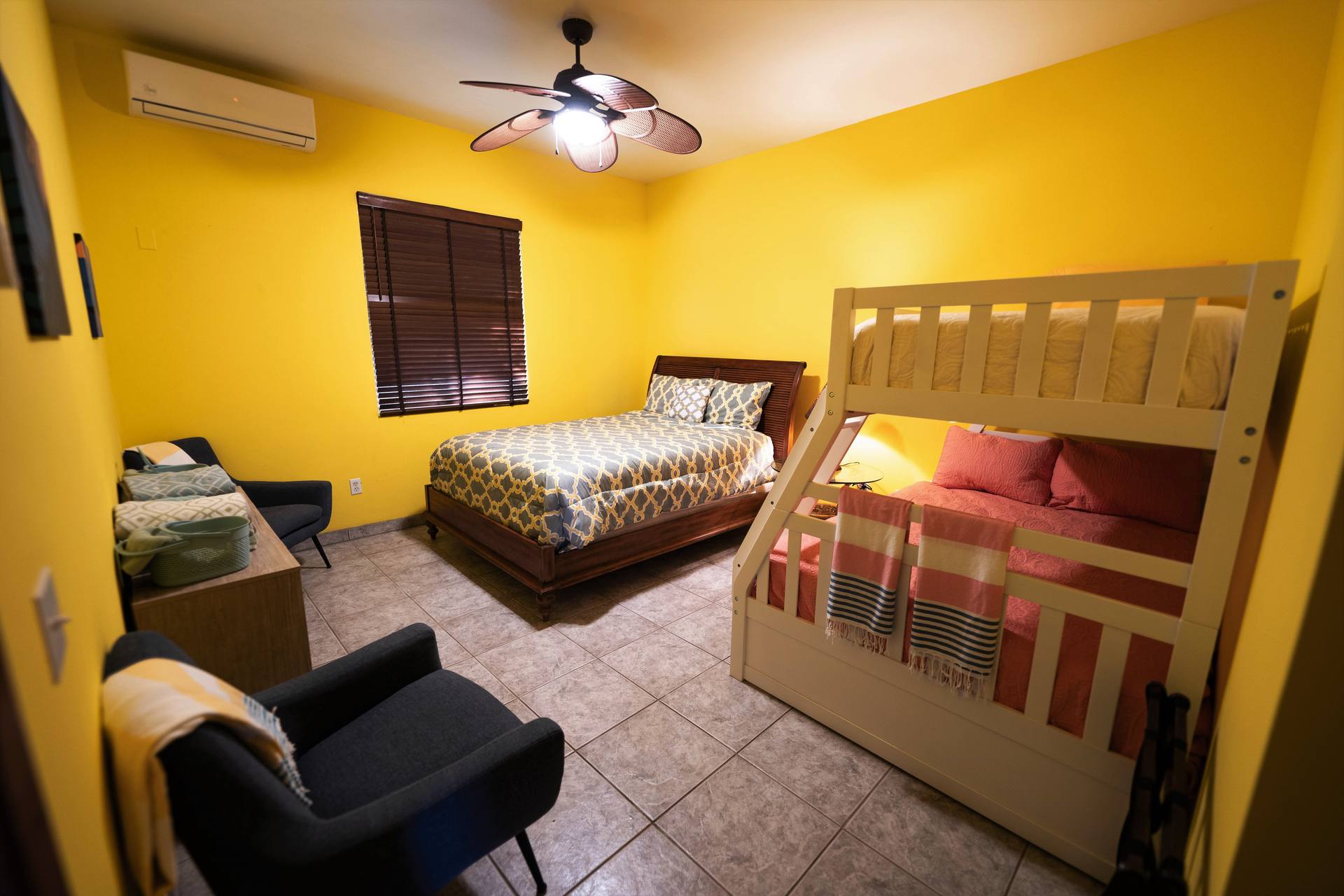 Yellow Room — Queen + bunkbed